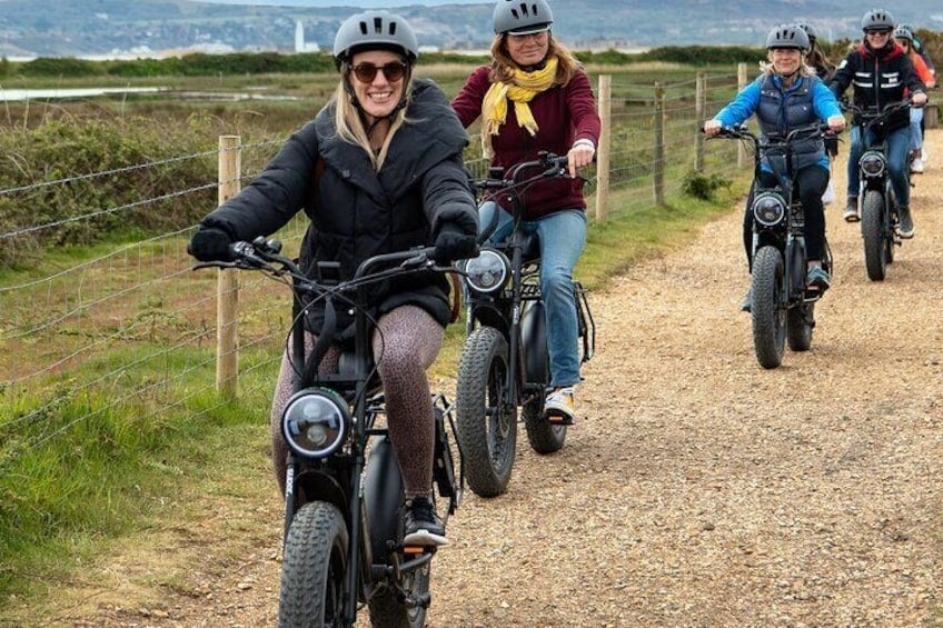 Pédale et puzzle, aventure en vélo électrique dans une salle d'évasion en plein air - Meilleures choses à faire Île de Wight Royaume-Uni - grandgoldman.com