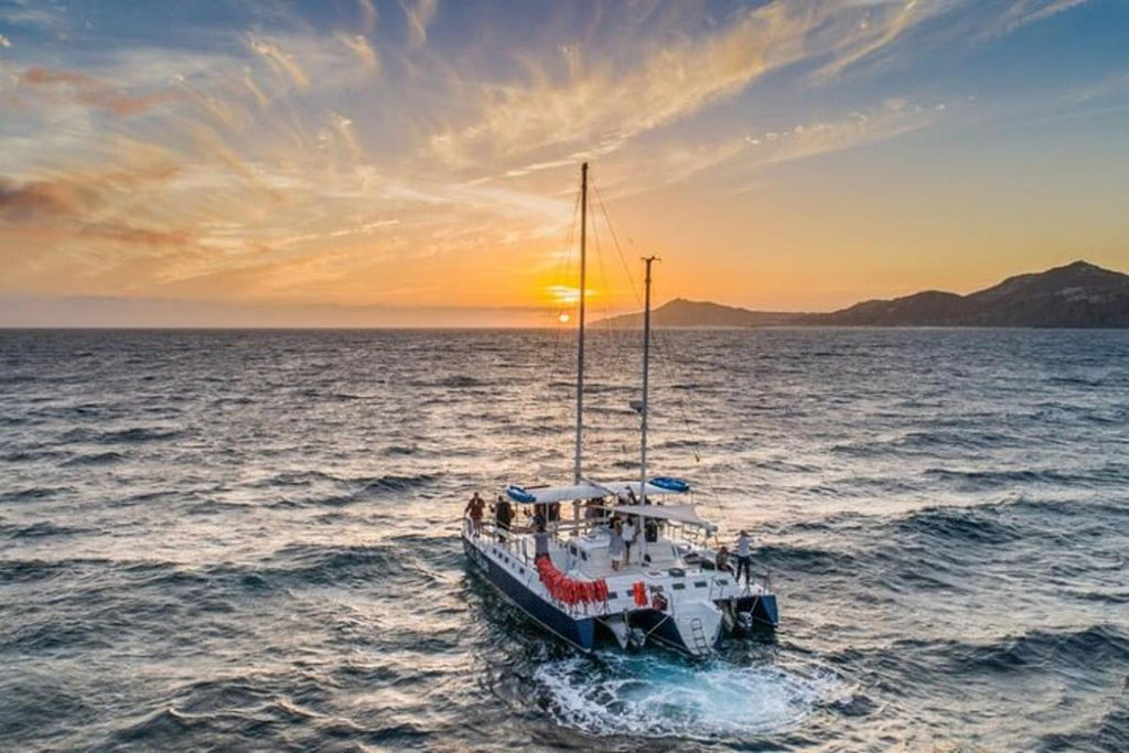 Croisière au coucher du soleil avec bar ouvert et collations - les meilleures choses à faire à Cabo San Lucas pour les couples - GRANDGOLDMAN.COM