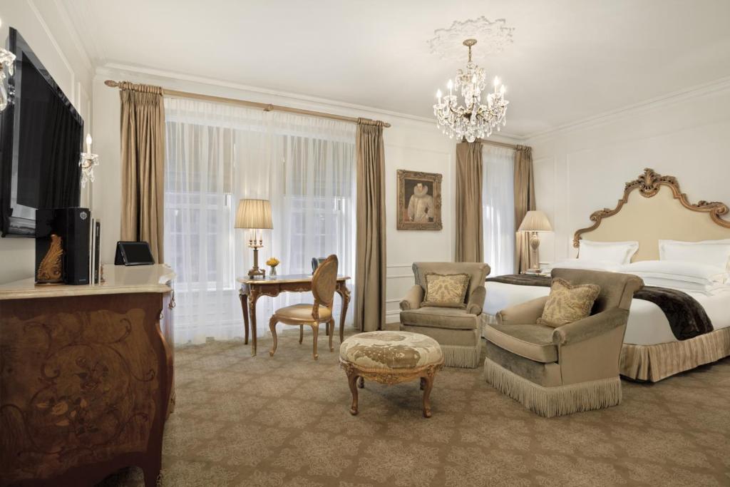 The Plaza Hotel New York - The Best Luxury Hotels in NYC Times Square