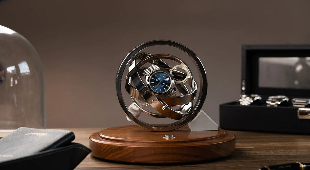 Regardez sur un remontoir orbital accrocheur, sur un bureau en bois - Meilleurs remontoirs de montres - GRANDGOLDMAN.COM