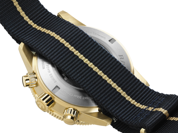 Montre Rado Captain Cook en or, vue arrière - 25 meilleures montres de luxe de moins de 10 000 USD dans lesquelles investir maintenant - TAX HAVEN - TAXHVN.COM