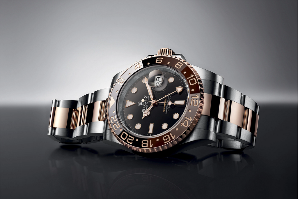 Rolex GMT Master II sur une table noire - Les meilleures montres Rolex dans lesquelles investir pour 2023 - PARADIS FISCAL - TAXHVN.COM