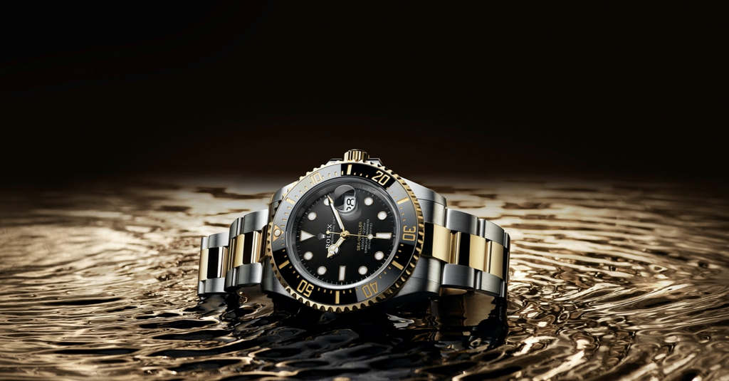 La Rolex Sea-Dweller, gris noir et or sur eaux dorées sur fond sombre - Les meilleures montres Rolex dans lesquelles investir pour 2023 - PARADIS FISCAL - TAXHVN.COM