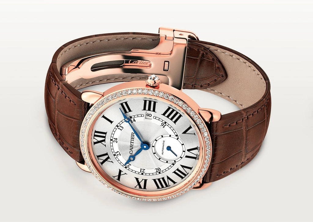 Regardez Ronde Louis Cartier sur une table blanche - 10 meilleures montres Cartier pour l'investissement et le style (2023) - HAVEN TAX - TAXHVN.COM