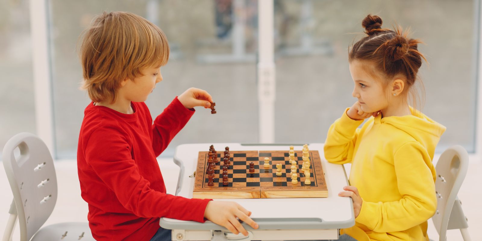 Enfants jouent au échec