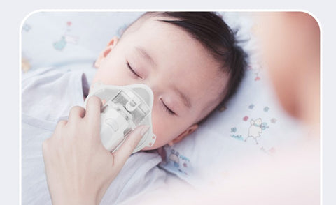 a imagem mostra Inalador Nebulizador Portátil Ultrassônico Silencioso e uma criança
