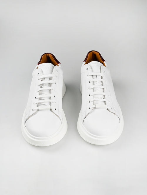 20 zapatillas blancas clásicas para renovar las que tienes y seguir siendo  el hombre mejor vestido