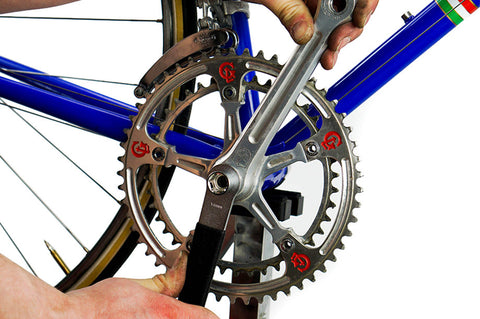 Attaching the crankset