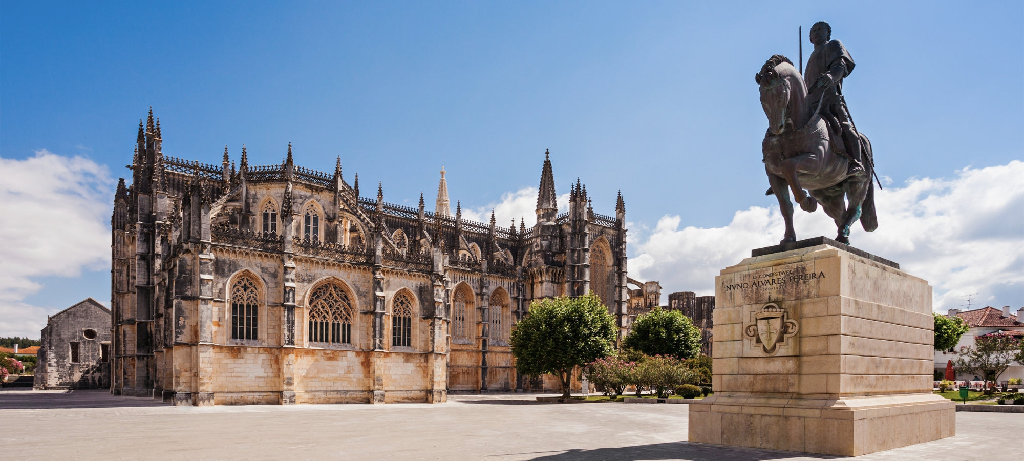 Mosteiro Batalha, Kloster in Portugal vor blauem Himmel.