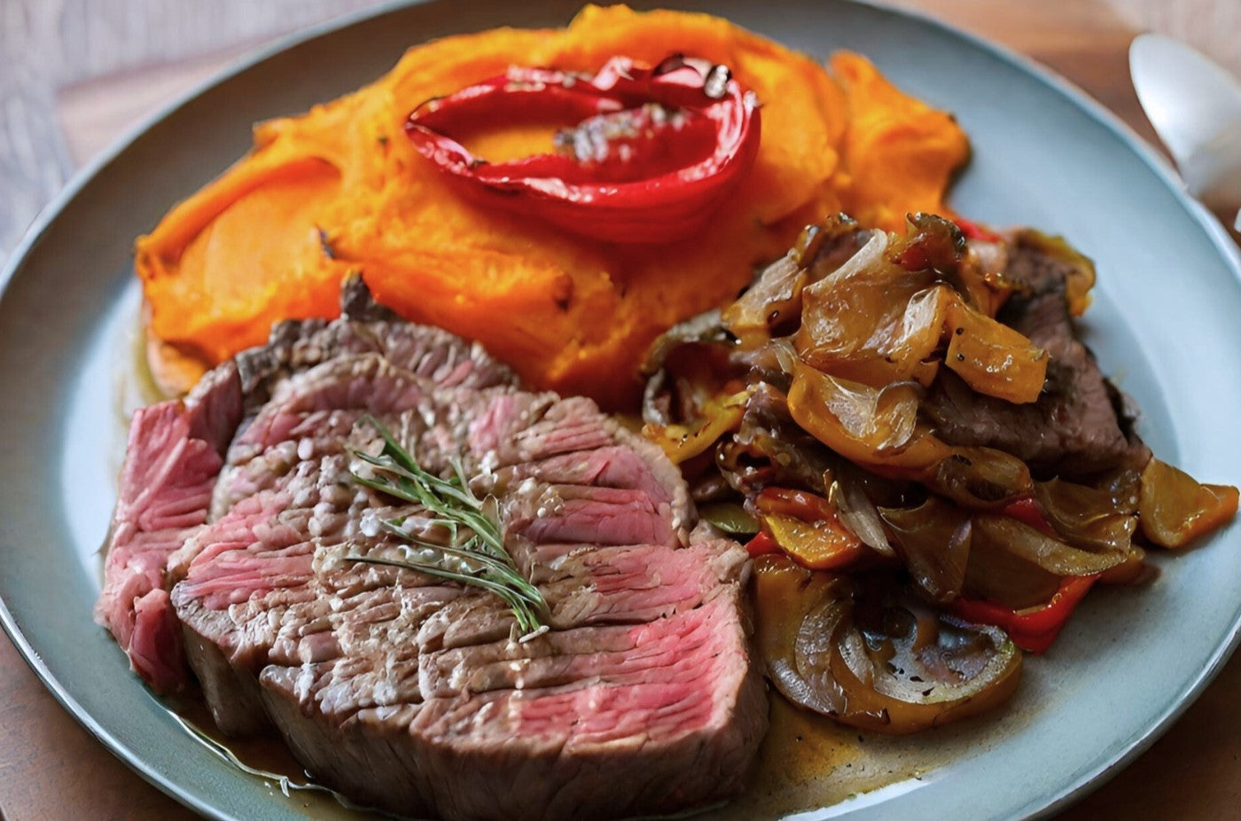 Rezept: Carne assada mit Padrón-Paprika und Süßkartoffelpüree – Kurzgebratene Rinderlende mit Brat-Paprika und Süßkartoffelpüree