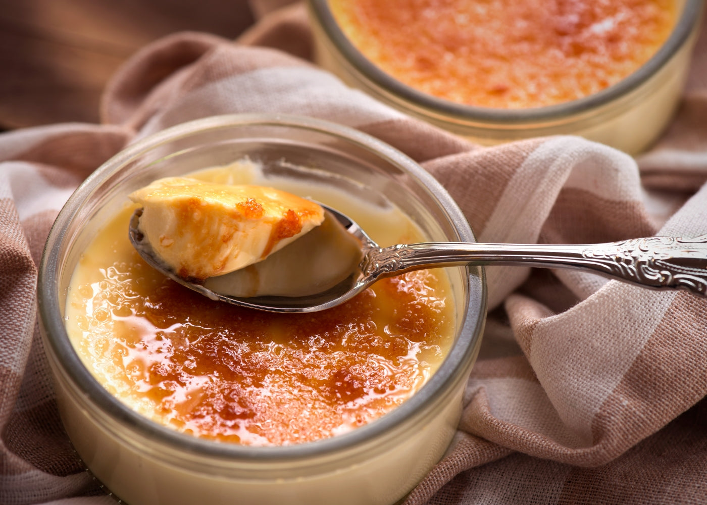 Creme-Caseiro, schnelles Cremedessert, Rezept aus Portugal, serviert in einer Glasschale, ähnlich wie Créme Brulée.