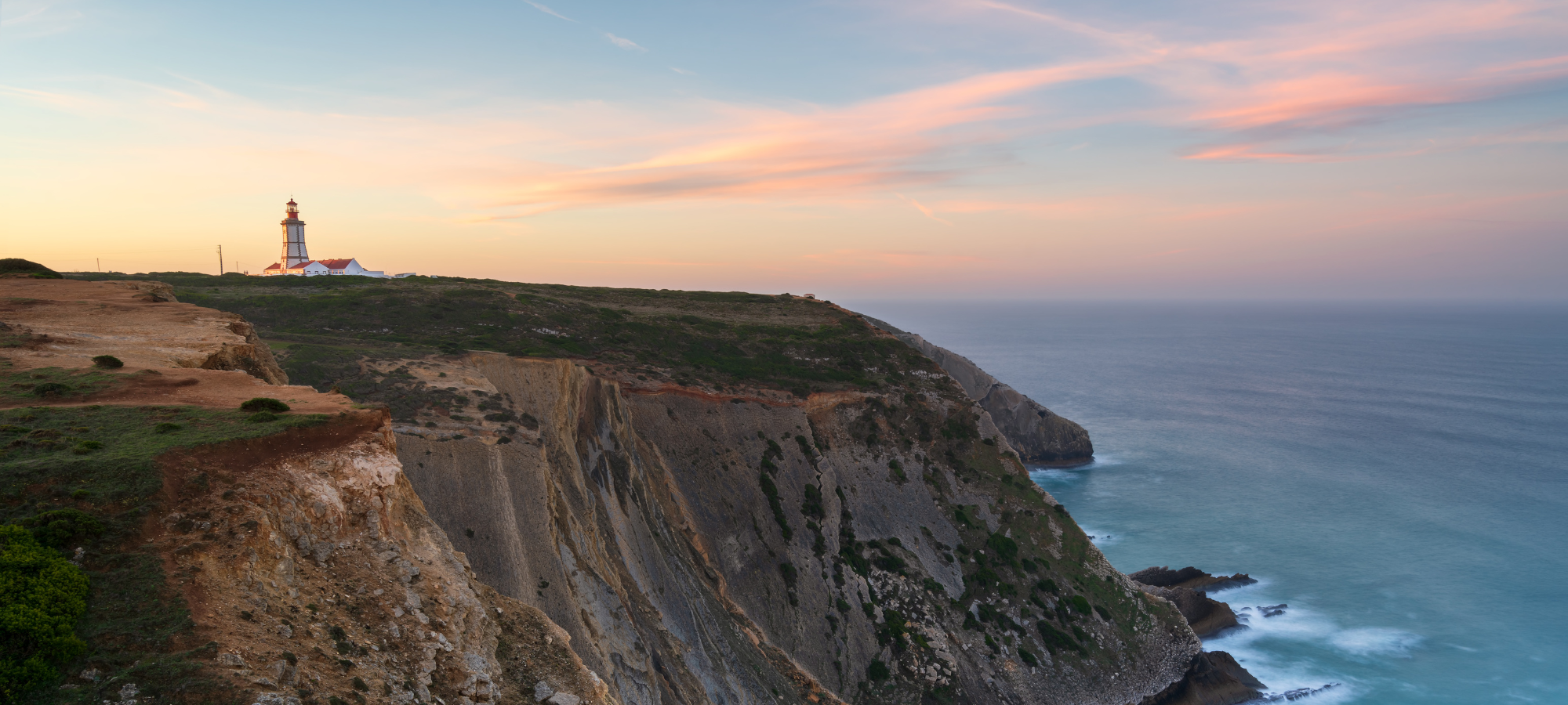 Kap Cabo Espichel in Portugal. Leuchtturm und Blick aufs Meer.