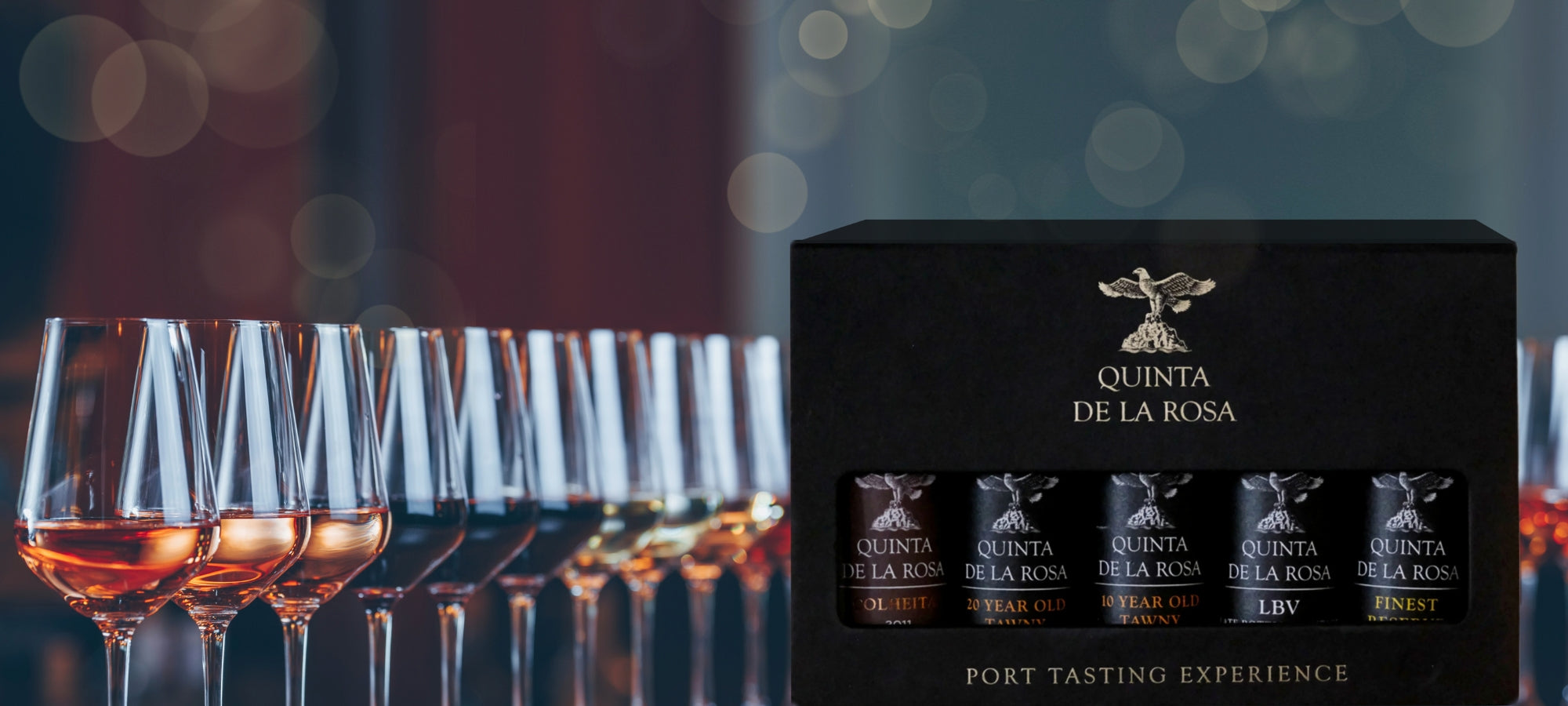 Portwein Tasting-Set in edler schwarzer Verpackung vom Weingut Quinta de la Rosa, daneben verschiedene Portweingläser.