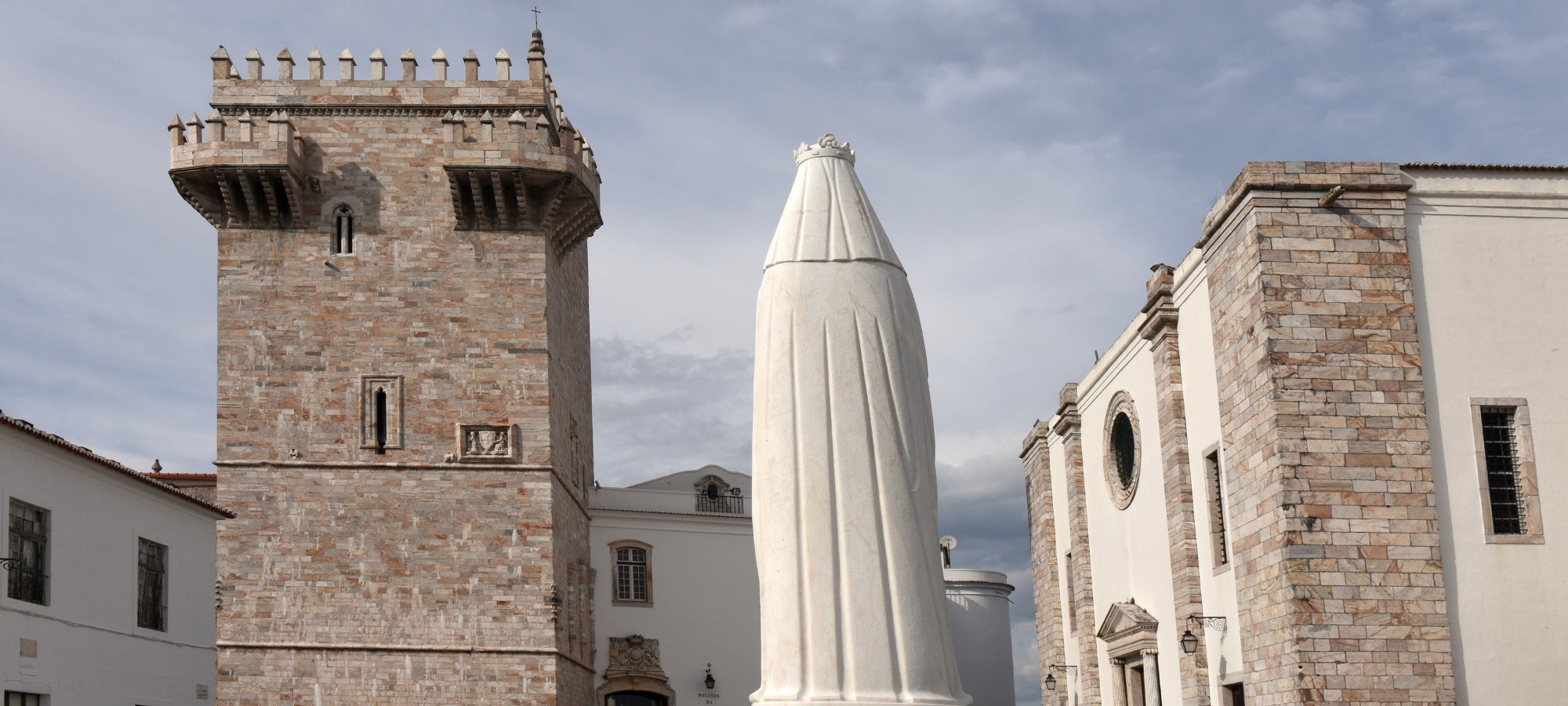 Historischer Platz mit Kirchen und Denkmal der Königin Isabella, Estremoz