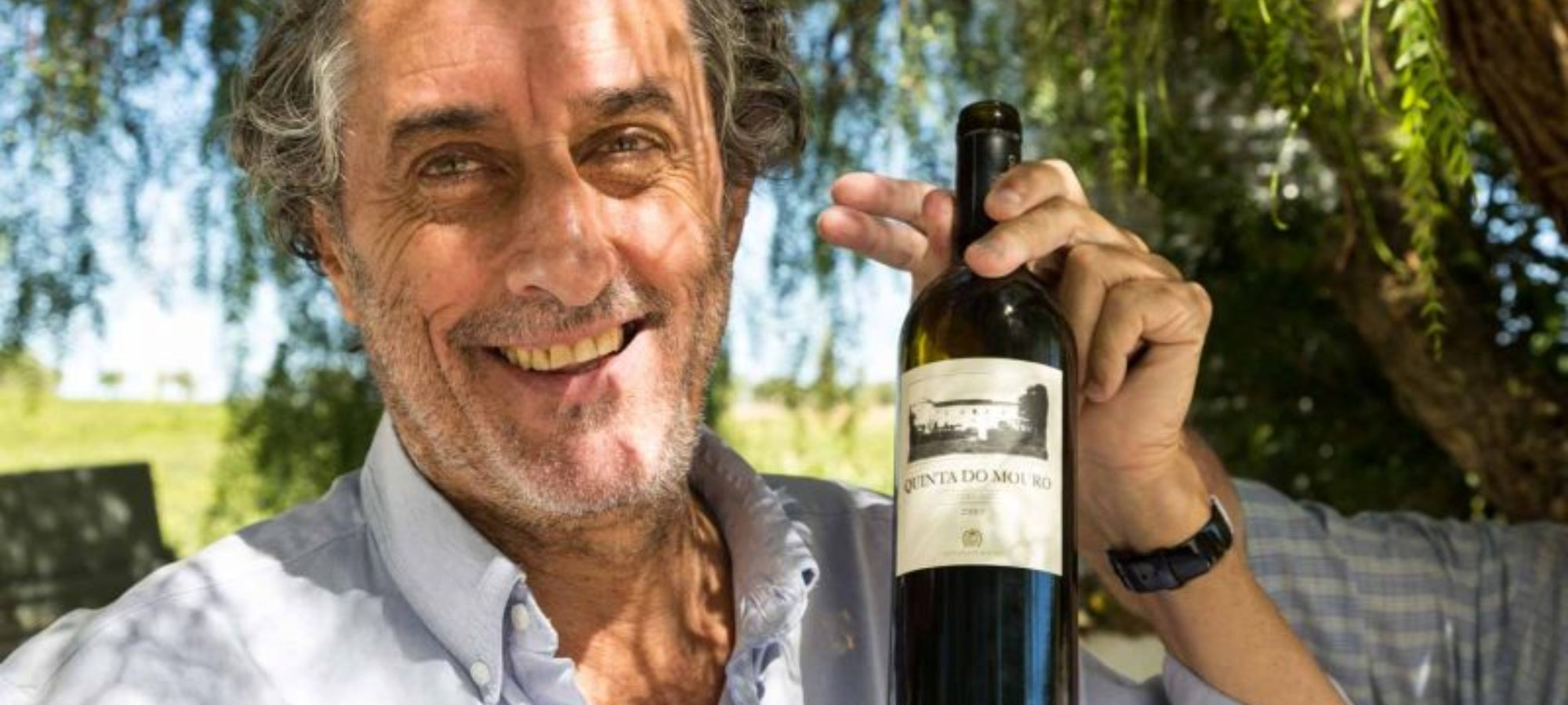 Auf dem Bild ist Miguel Louro zu sehen, ein Winzer bei der Quinta do Mouro Kellerei. Er steht vor einer malerischen Kulisse und ist von Weinreben umgeben. Seine Hingabe und Leidenschaft für Wein spiegeln sich in den exquisiten Weinen wider, die er in der Quinta do Mouro herstellt. Die Kellerei ist bekannt für ihre unübertroffene Qualität und die außergewöhnlichen Geschmackserlebnisse, die sie bietet.