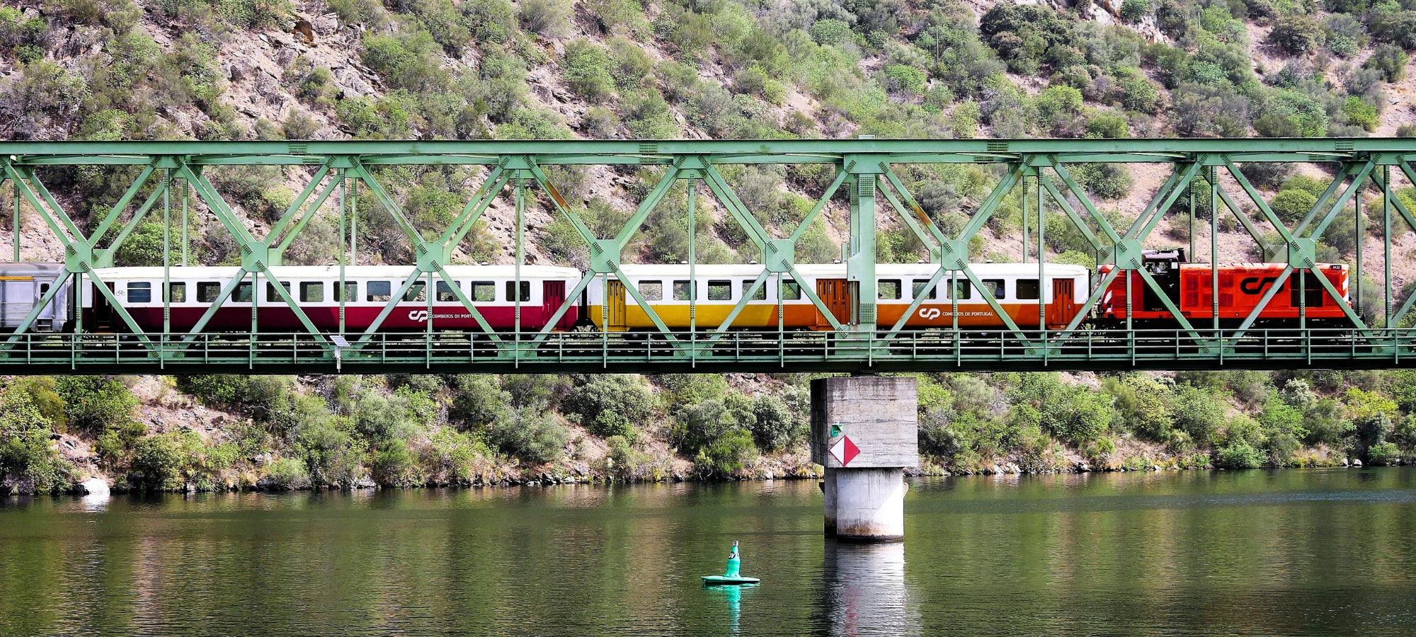 Eisenbahn von Porto bis ins Tal des Douro