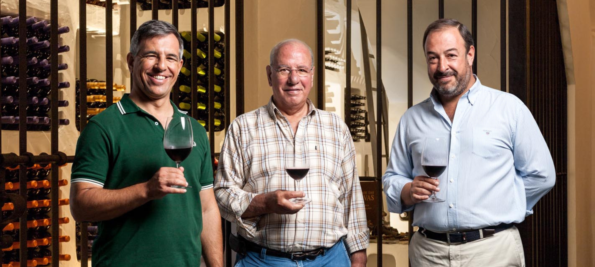 Foto von der Familie vom Weingut Herdade das Servas. Drei Männer stehen mit einem Weinglas in der Hand vor dem Weingut.