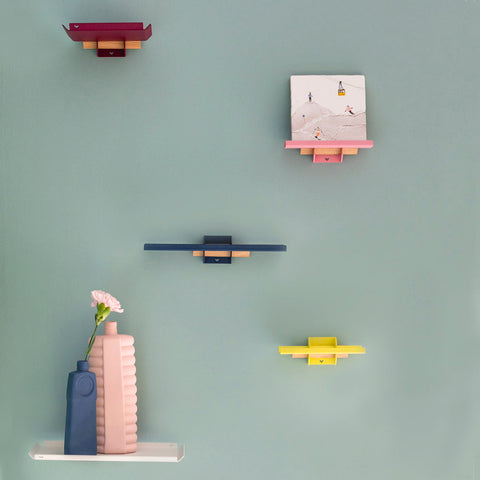 Sweet wall system in different sizes on the wall with a tile with skiers, ceramic vases