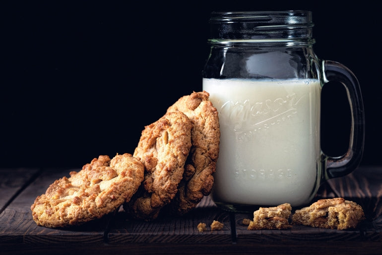 Galletas en un vaso de leche