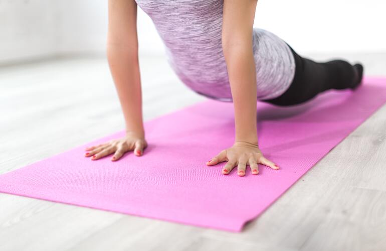 Frau macht Yoga