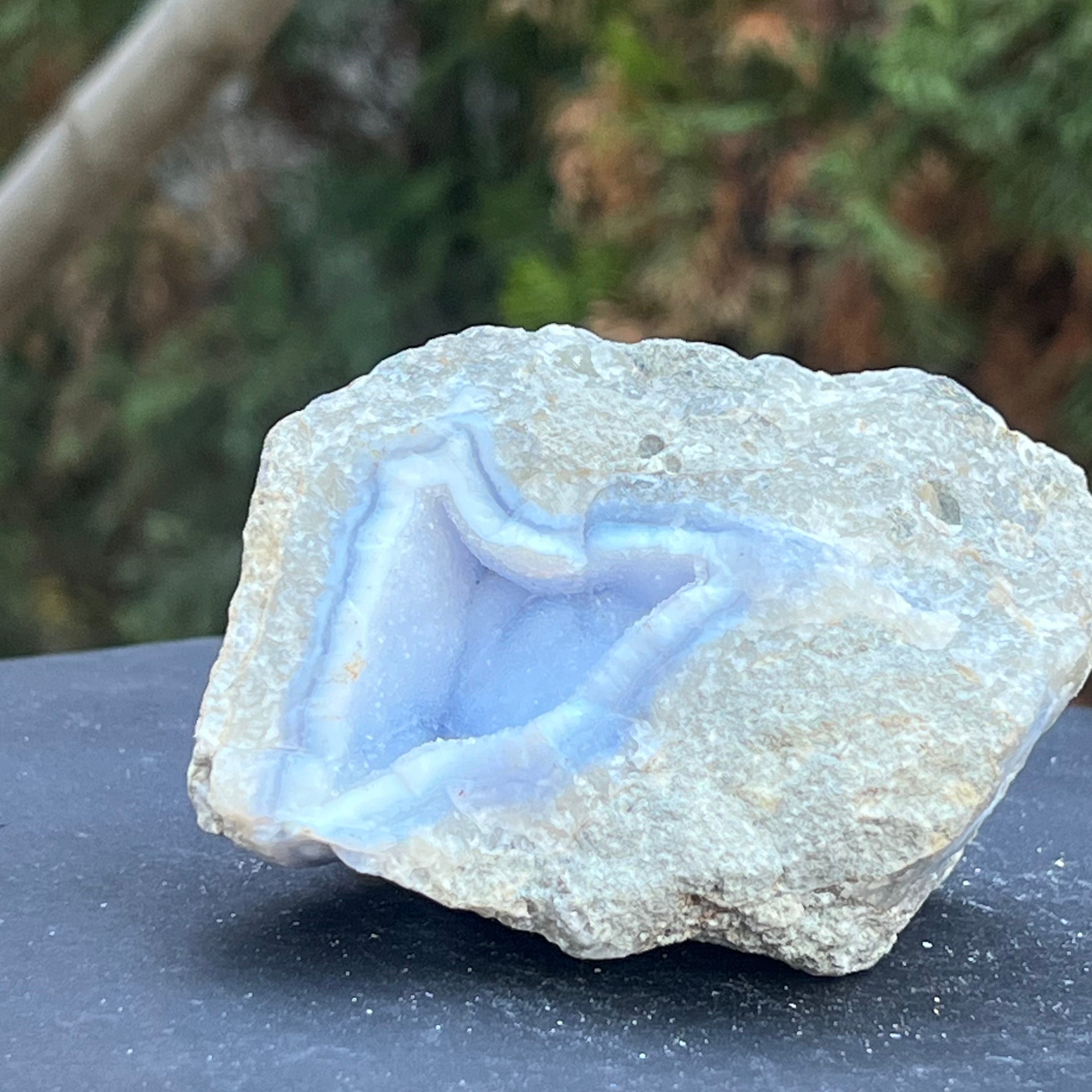 Calcedonie albastra /blue lace/ agat albastru piatra bruta m15