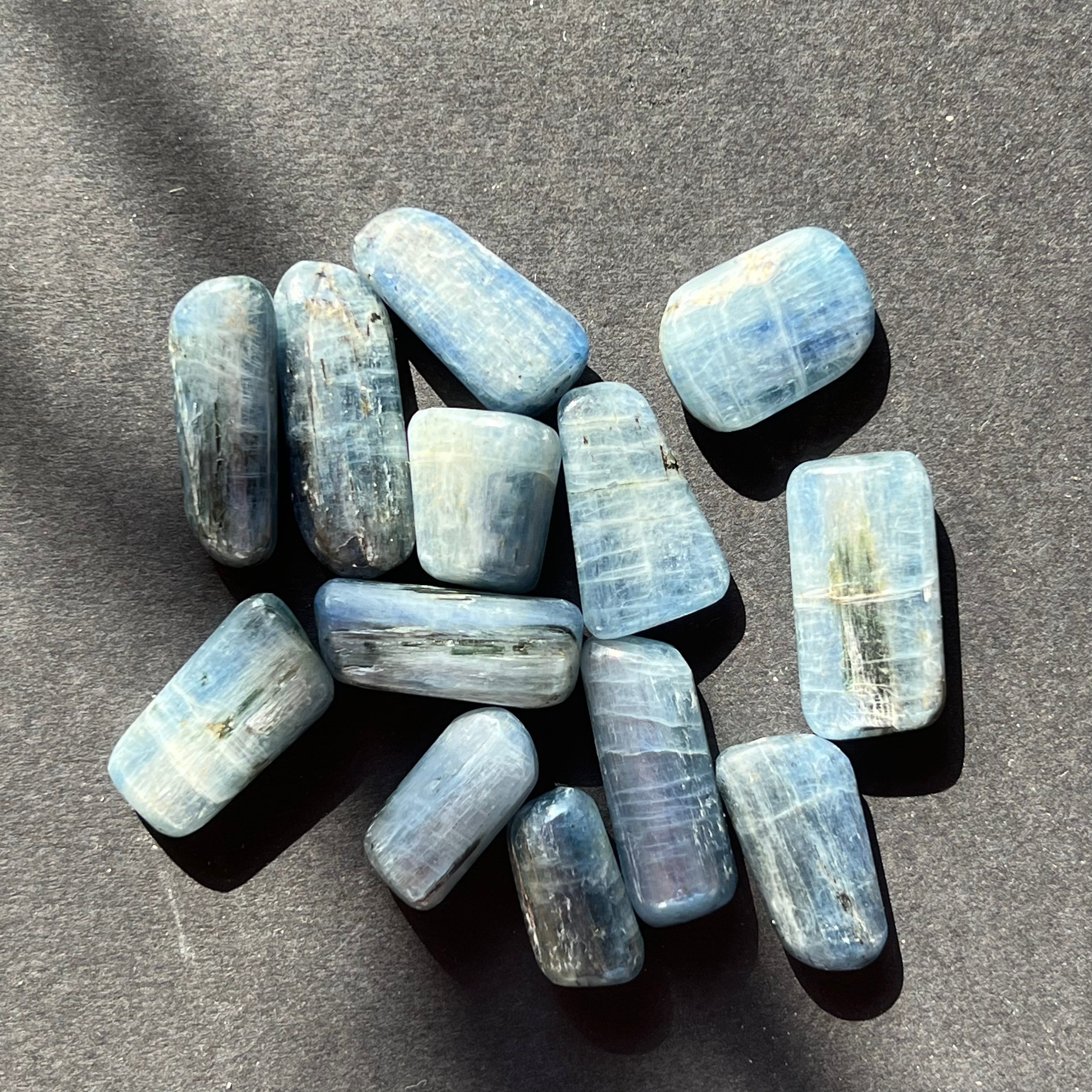 Kianit albastru (Cianit) piatra rulata
