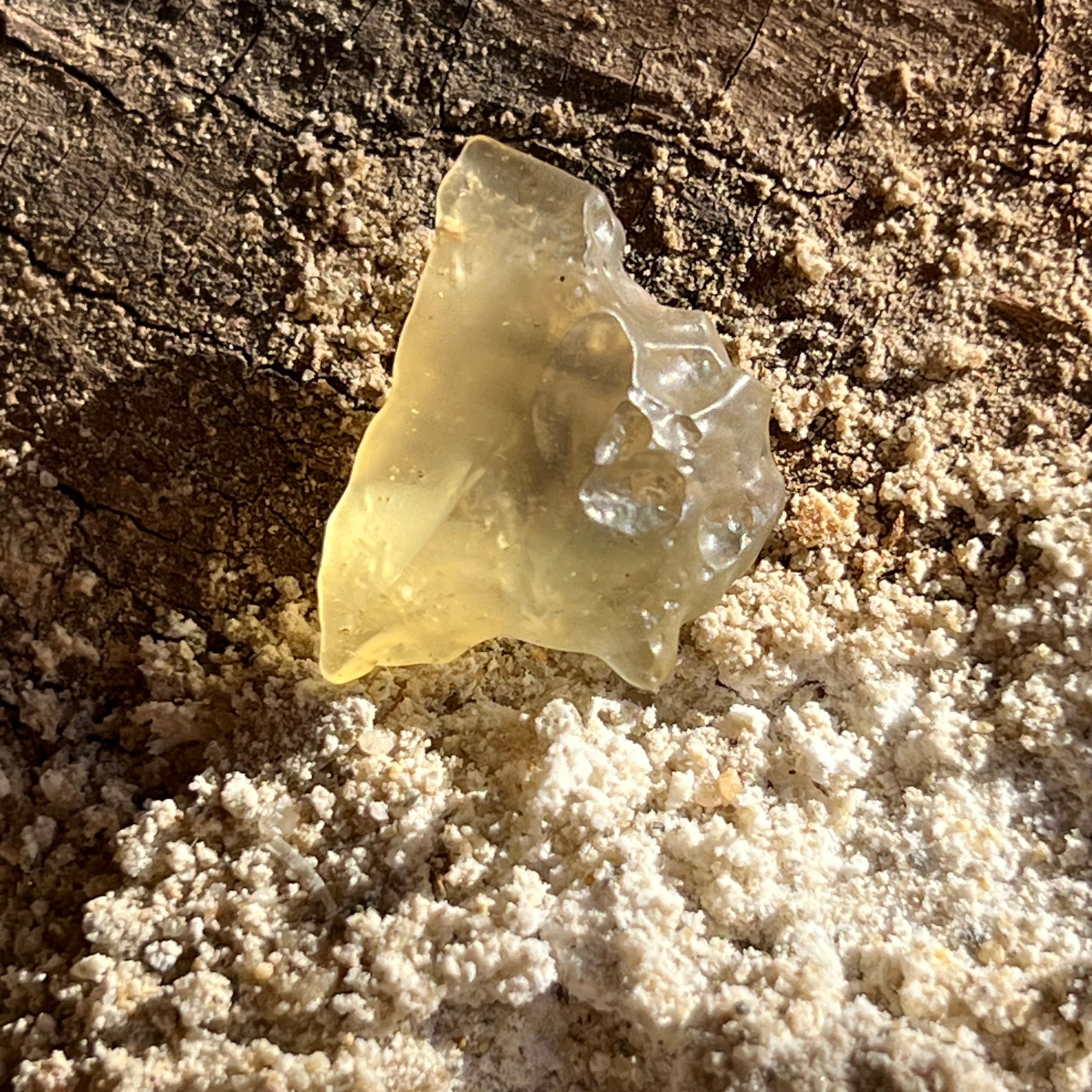 Tectita aurie, sticla desertului Libia piatra bruta model 5, calitate AAA