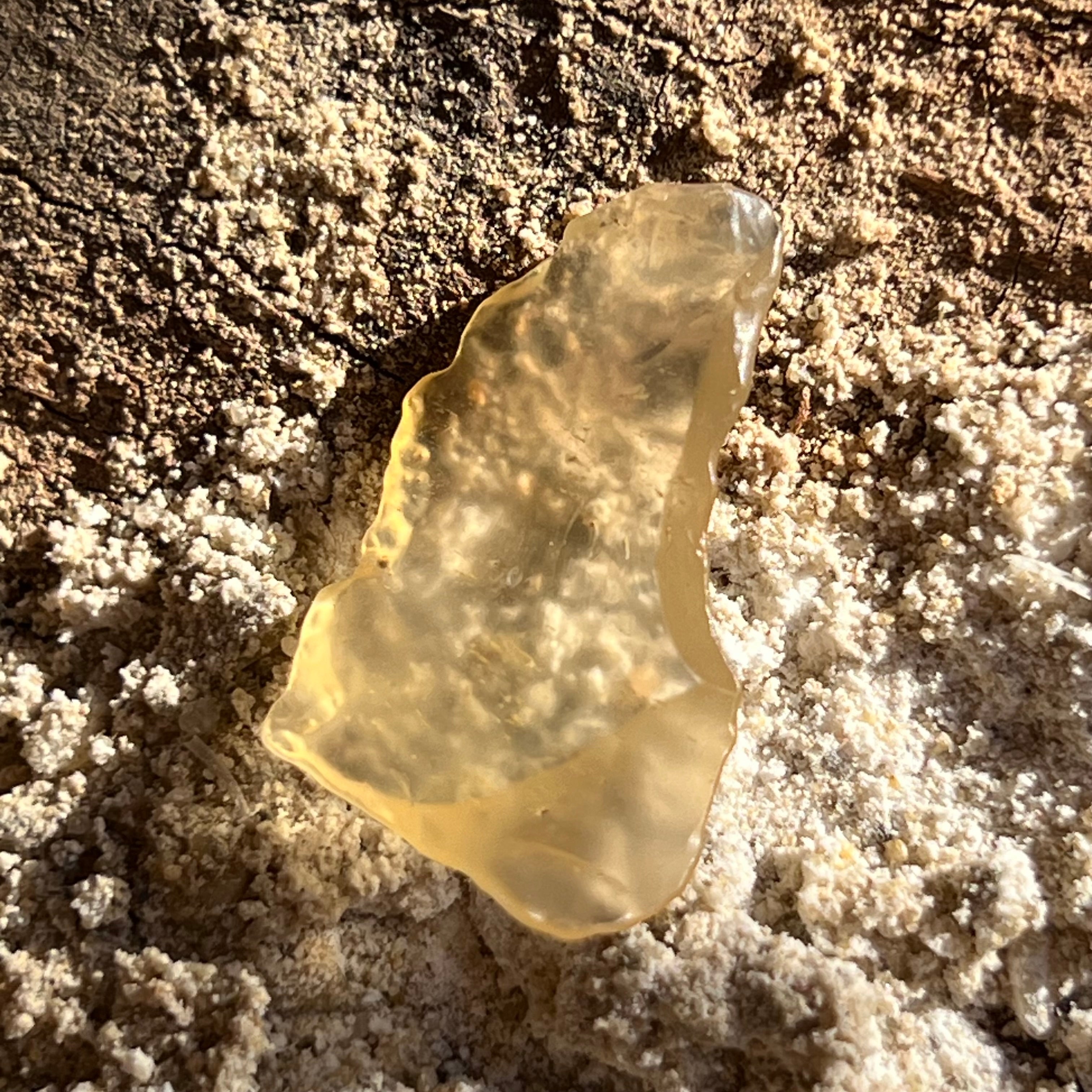 Tectita aurie, sticla desertului Libia piatra bruta model 7, calitate AAA