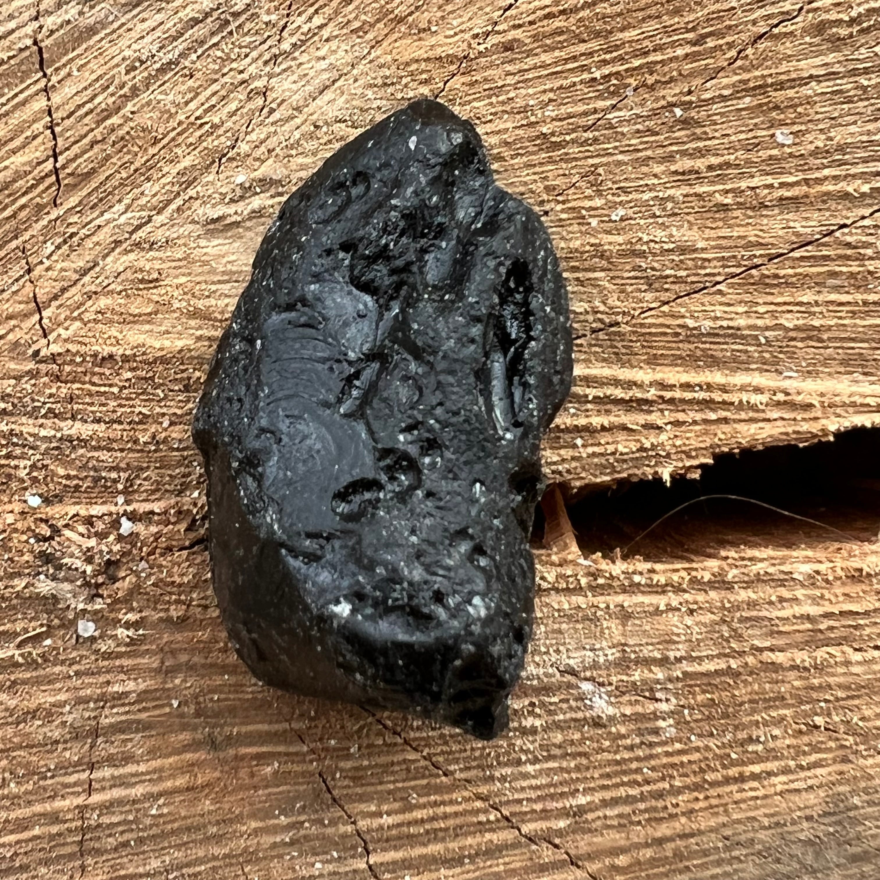 Tectita neagra, meteorit piatra bruta, tektit m7