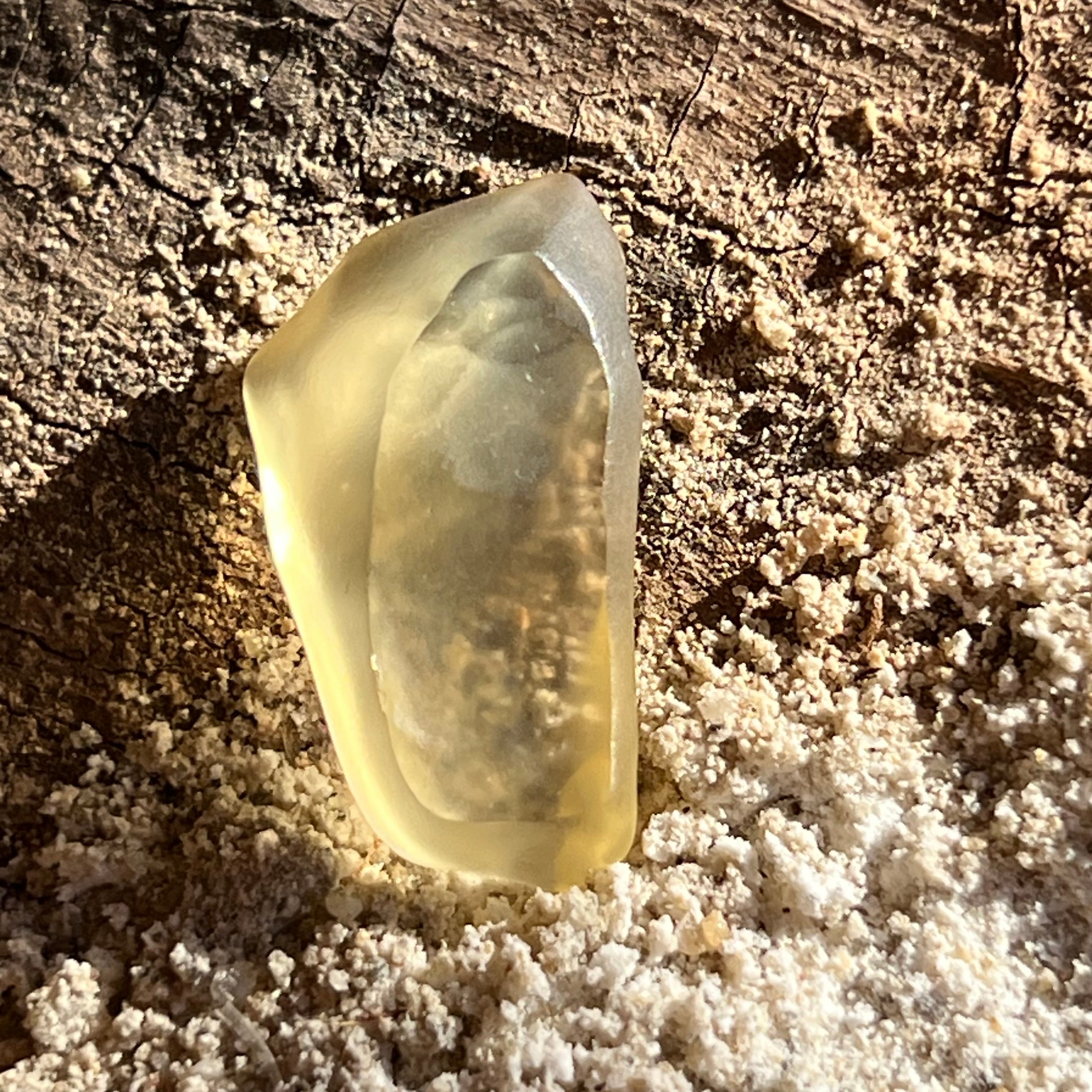 Tectita aurie sticla desertului Libia piatra bruta model 8, calitate AAA