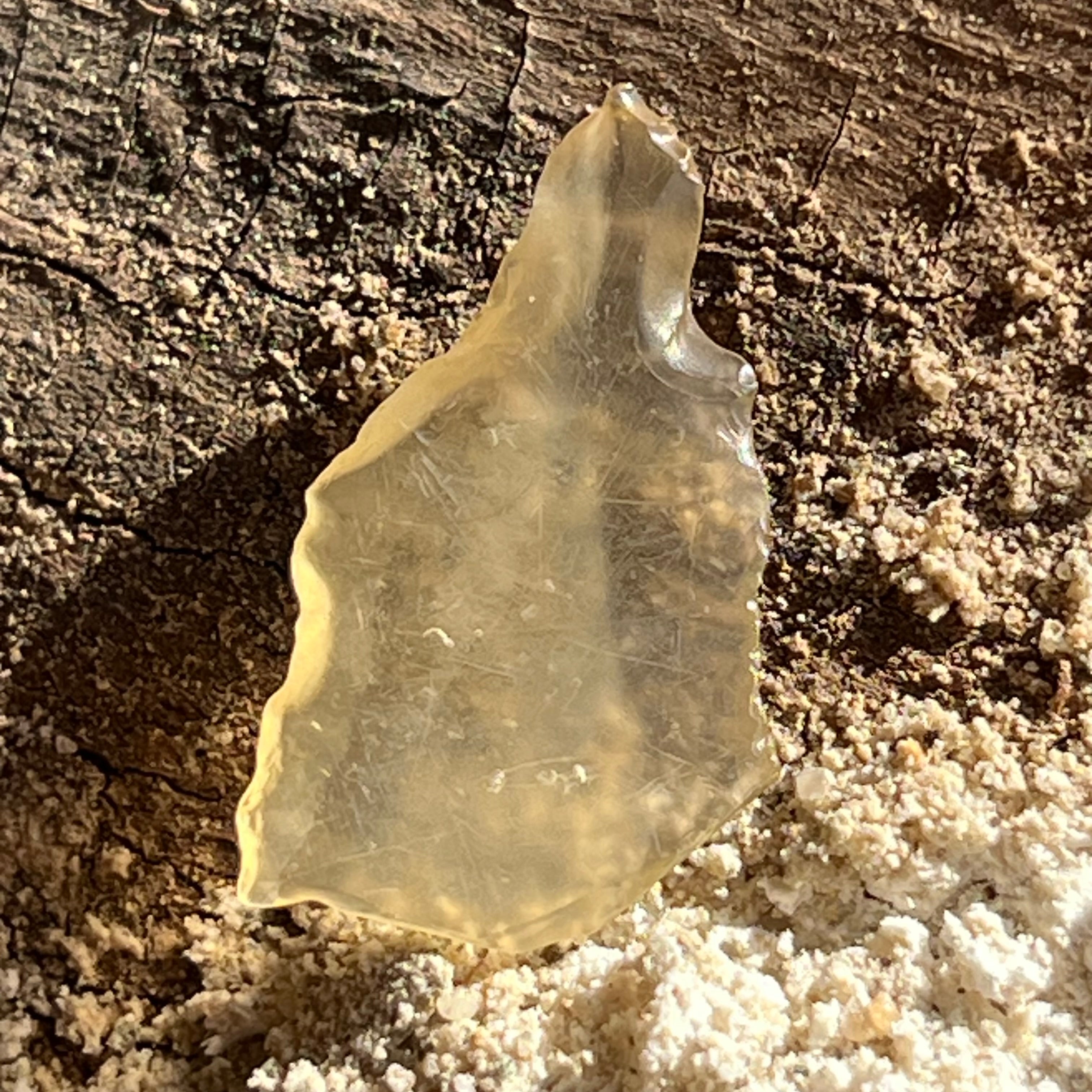 Tectita aurie, sticla desertului Libia piatra bruta model 4, calitate AAA
