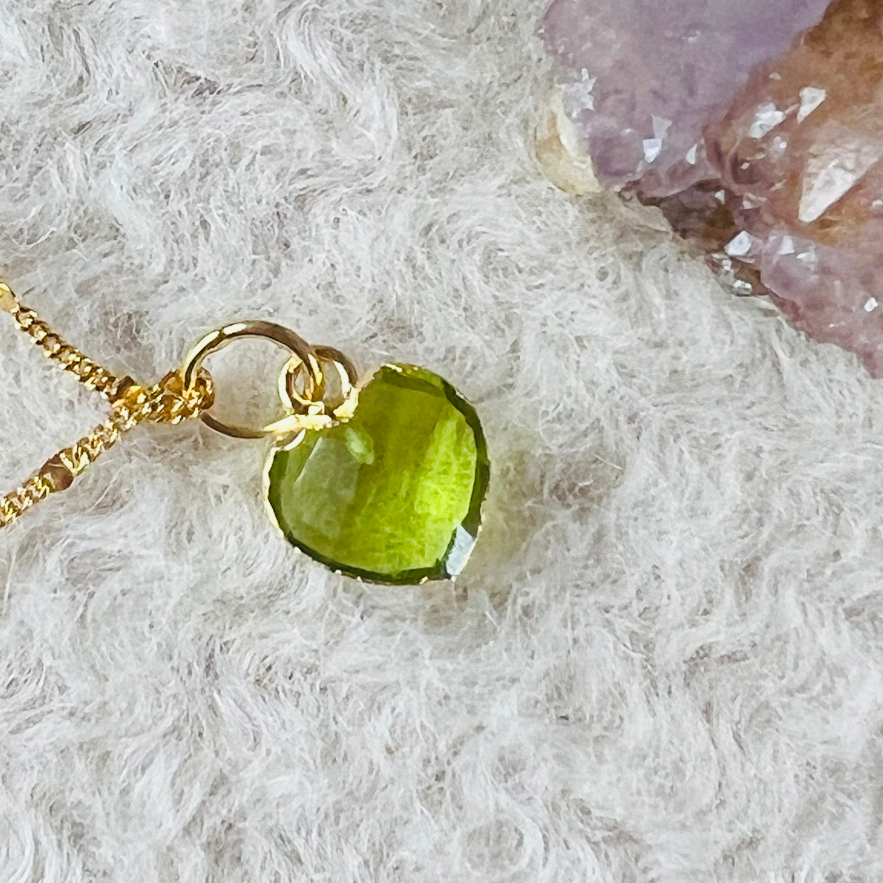 Pandantiv inima peridot 1 cm, piatra lunii august, birthstone