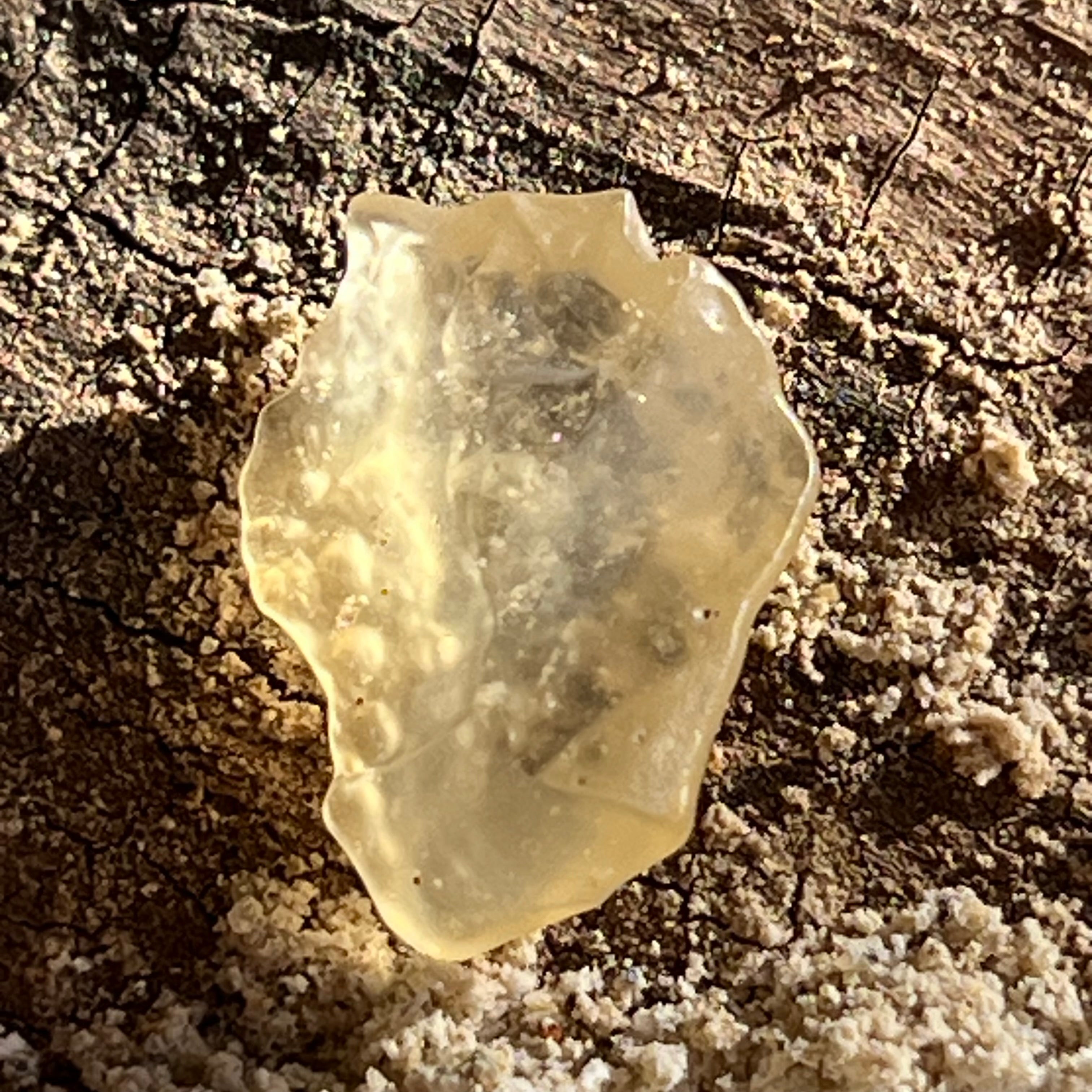 Tectita aurie, sticla desertului Libia piatra bruta model 2, calitate AAA