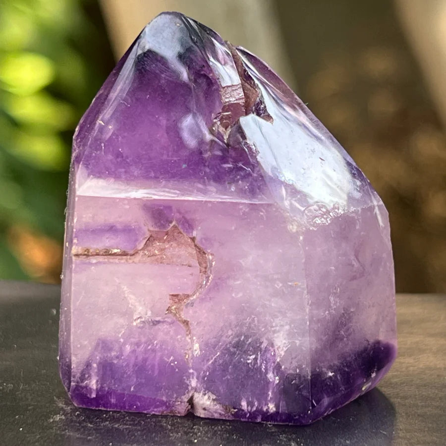 Piesă de ametist brut cu reflexe violet și texturi naturale