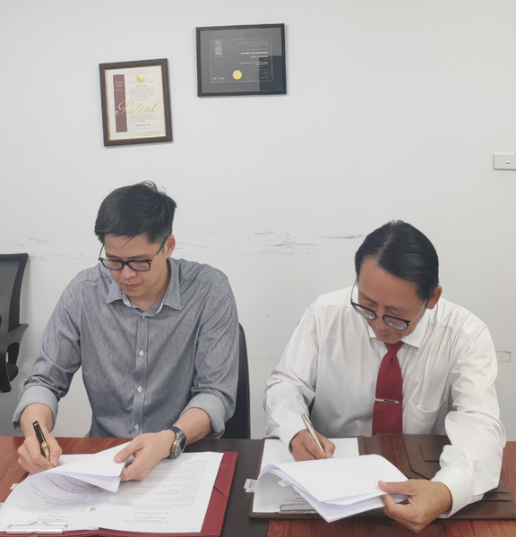 Professor Vu Ngoc Tam (left) and Professor Dr. Science. Dr. Duong Quy Sy (right)<br>signed a memorandum of cooperation to develop and perfect AI application products improve sleep quality.