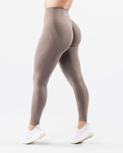 Teveo Statement Booty Scrunch Shorts in Lavender - Size M, Women's