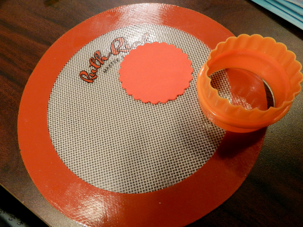 Cut scalloped circles out of your gumpaste