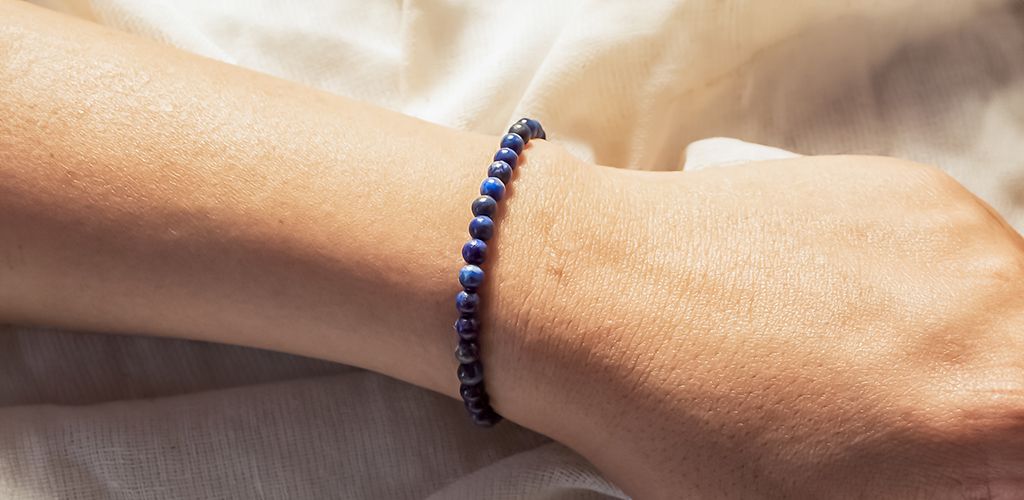 which hand to wear lapis lazuli bracelet