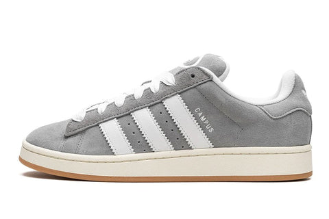 Adidas Campus 00s in Grau. Der Schuh ist ein vielseitiger Sneaker, der zu vielen Outfits passt. Er ist bequem, robust und stilvoll.