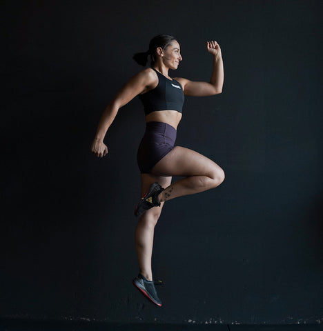 Femme sportive qui saute en l'air