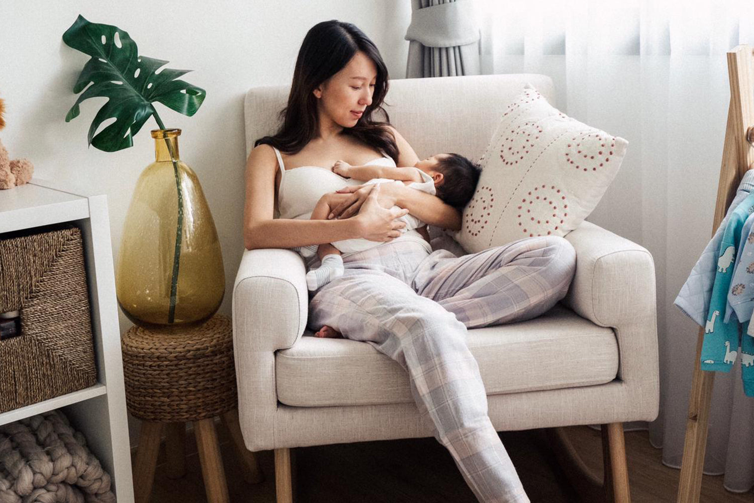 Breastfeeding posture: The importance of selecting a comfortable nursing  chair