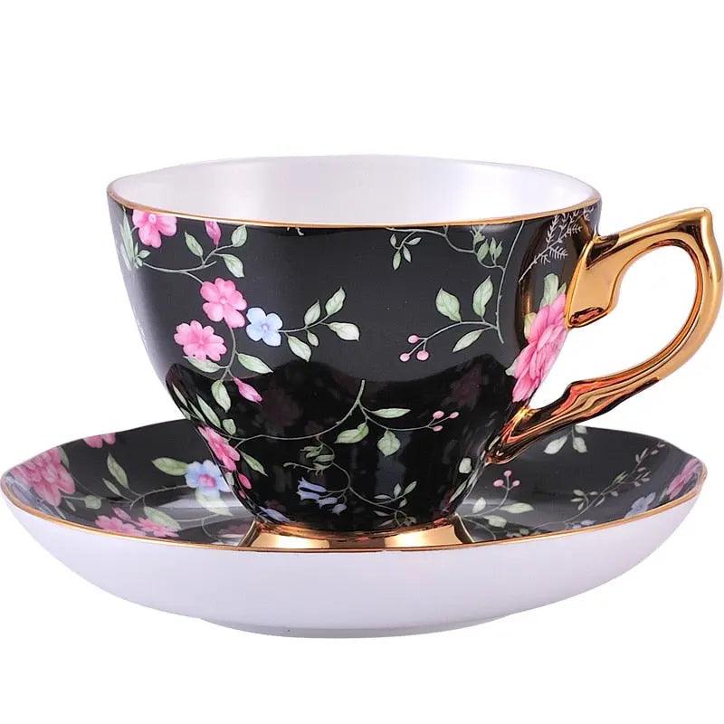 ​Tasse en porcelaine fleurie sur fond noir  |  Théières à la folie