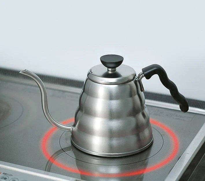 https://cdn.shopify.com/s/files/1/0667/4599/1448/files/ground-coffee-society-hario-V60-buono-drip-kettle-1200ml-product-on-stove.webp?v=1696008417&width=1000