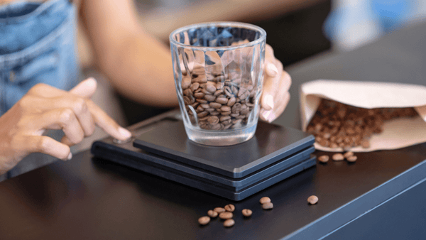 Eine moderne Kaffeewaage wird verwendet, um das Kaffeepulver für die Zubereitung von Espresso und Pour-Over präzise abzuwiegen.