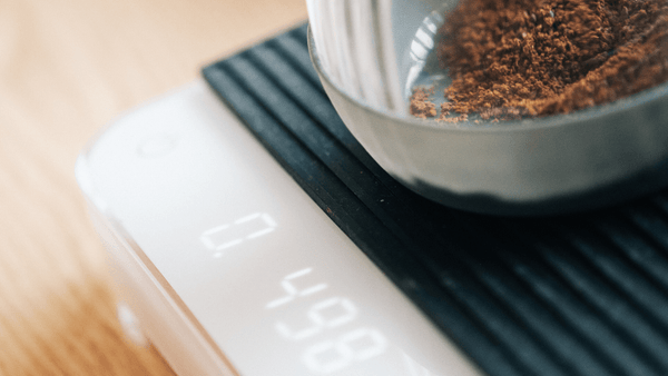 Eine Espressowaage für Einsteiger, Heimbaristas und Profis wird verwendet um Kaffeemehl abzuwiegen.