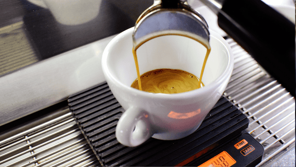 Espressowaagen sind besonders für Espresso extrem wichtig, um das richtige Wasser-Kaffee Verhältnis einzuhalten und einen köstlichen Kaffee zu brühen.