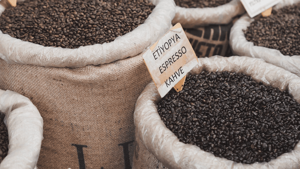 Säcke mit frisch gerösteten Kaffeebohnen und einem Schild auf dem "Äthiopien, Espresso, Kaffee" steht.