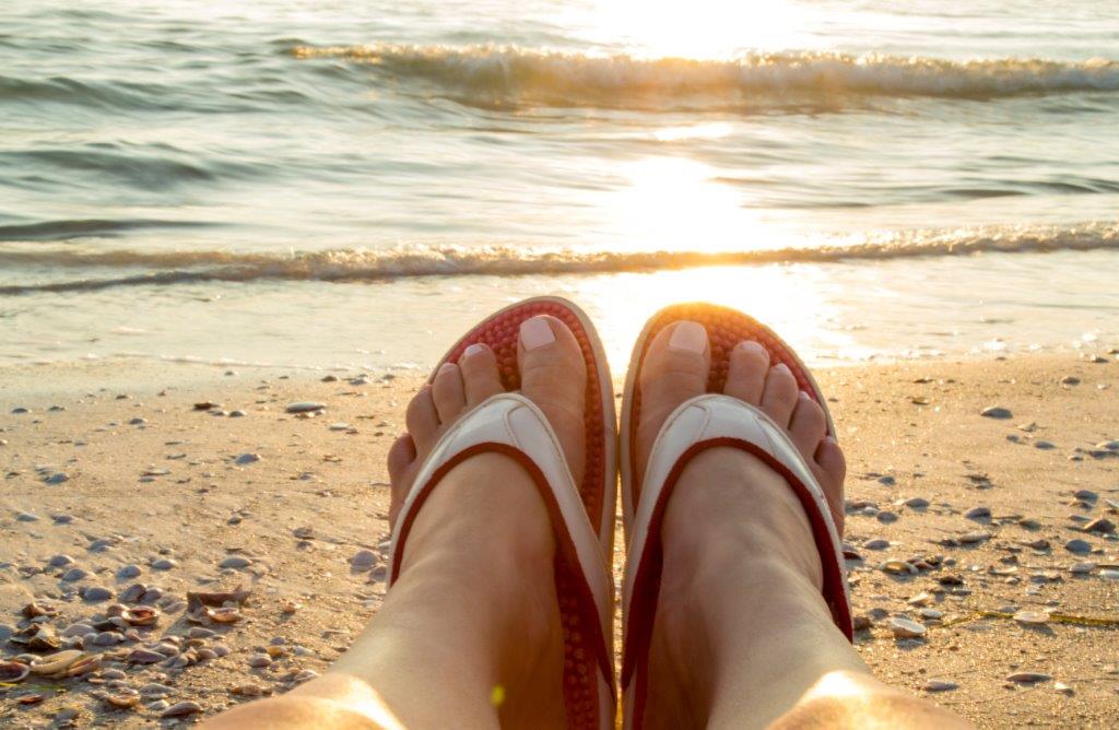 Kenkoh-massage-sandals-on-beach