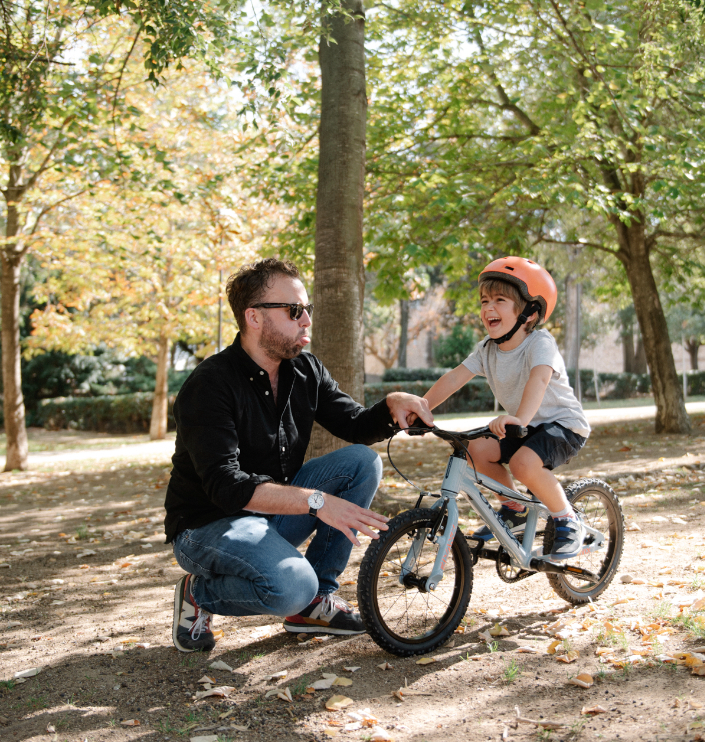 Padre con hijo en bici con pedales - Bike Club