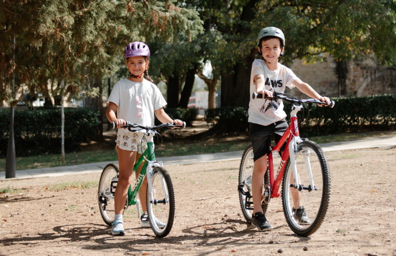 dos niños con bicis en un parque - Bike Club